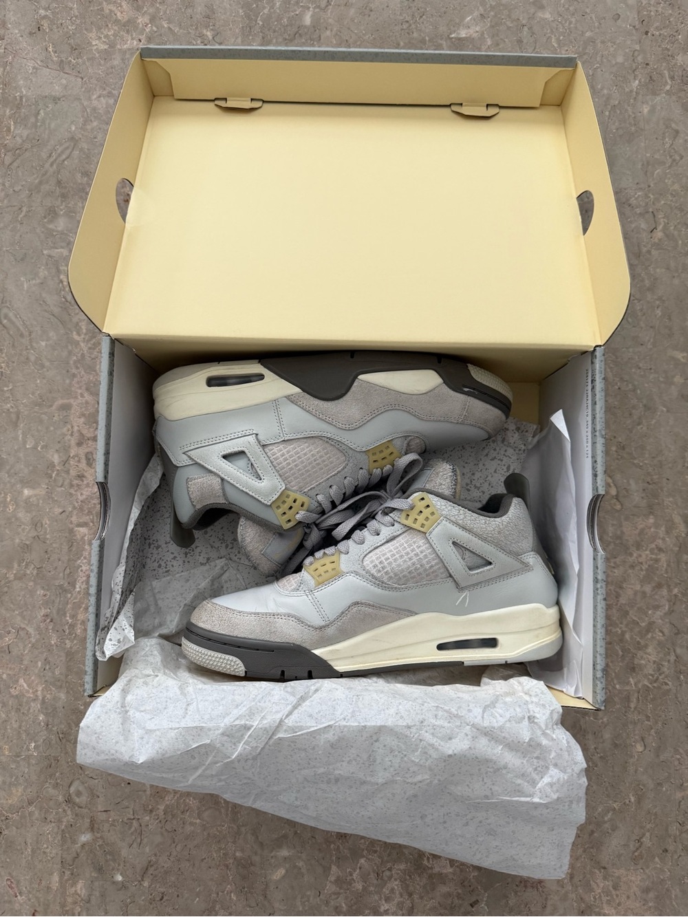 Jordan retro 4 photon dust/ pale vanilla men size 9.5